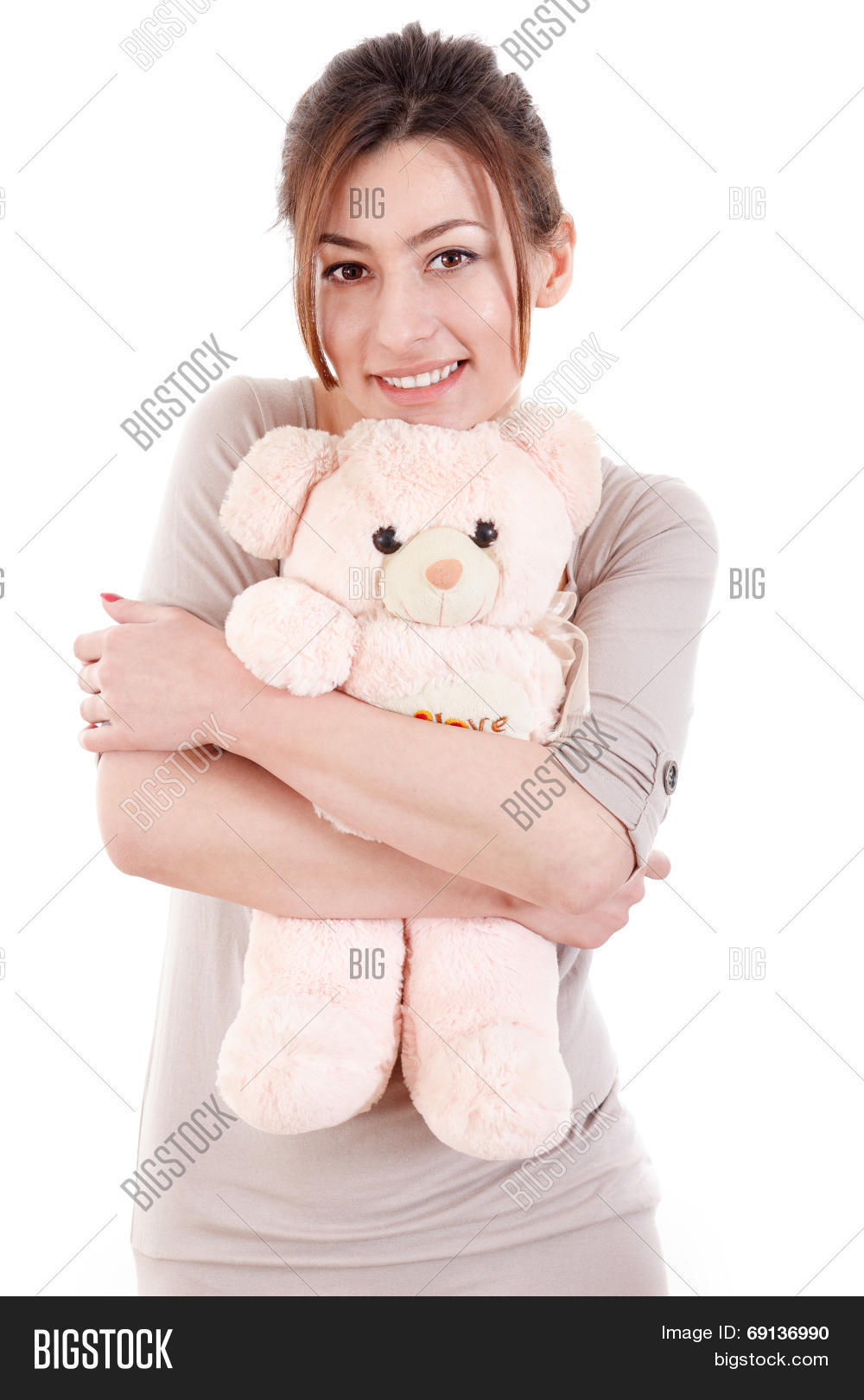девушка с мишкой в руках. держит игрушку. ребенок с игрушкой в руках. девушка с мишкой в руках. плюшевая игрушка в руках.