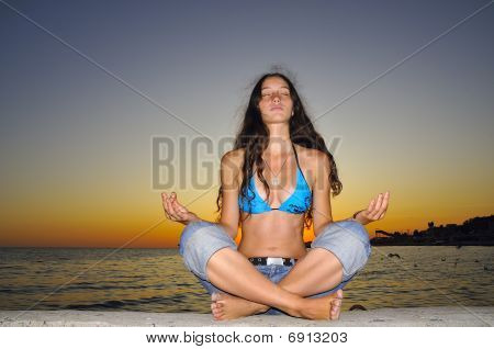 ragazza sulla spiaggia