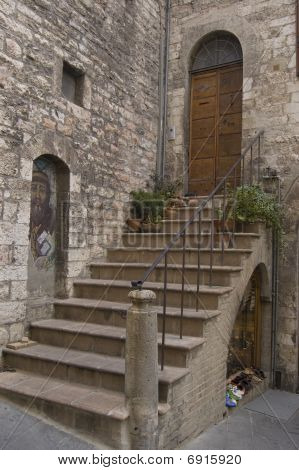 Escaleras y entrada