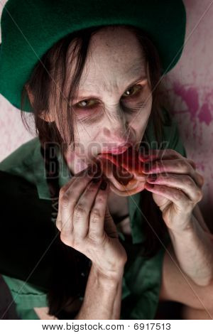 ลูกเสือซอมบี้ Munching ในหูมนุษย์