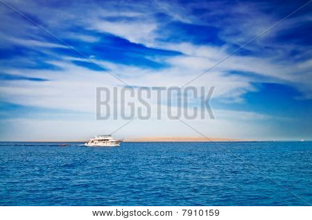 Incredibile Yacht bianco accanto al deserto.