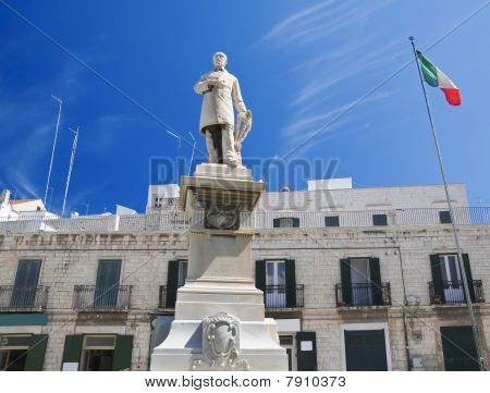 Estatua de Giuseppe Mazzini.