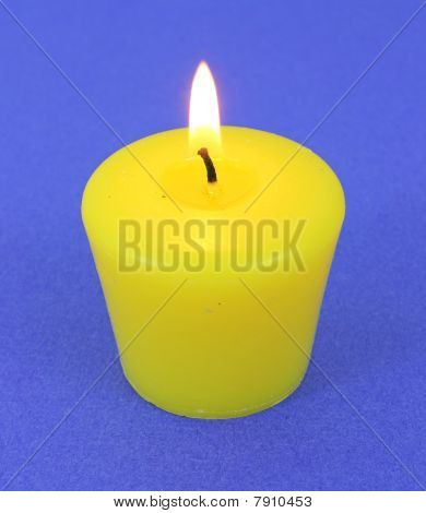 Uma vela de citronela iluminado único