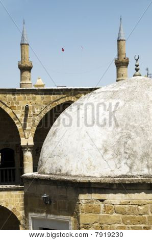 historische Kuppel mit Moschee Minarette Lefkosia Zypern