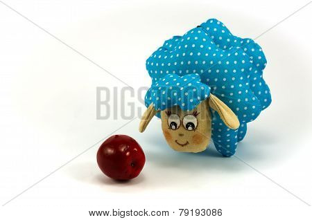 Rag-doll blue speckled lamb with red apple