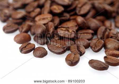 Rosted coffee grains on white backgorund