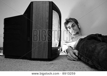 Sledování televize na podlaze