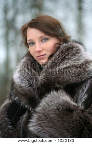 Krásná dívka v kožichu