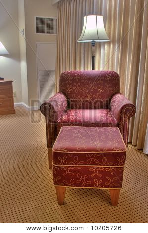 Elegantní červené křeslo a Pouffe na koberec