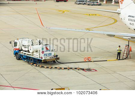 Refuel Truck For Underwing Fueling