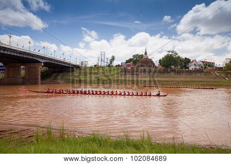 PHITSANULOK, THAILAND - SEP 19 : Unidentified crew in traditional Thai long boats competition festiv