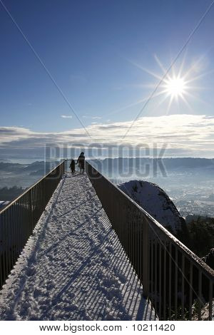 Mutter und Sohn auf Balkon Blick auf schöne Landschaft