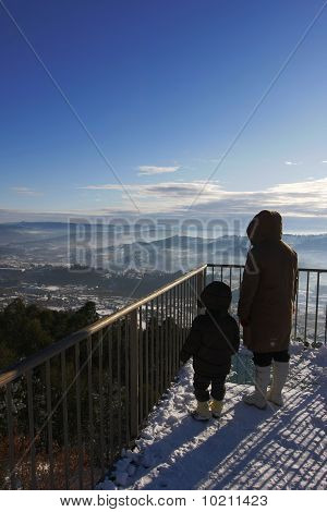 Mutter und Sohn auf Balkon Blick auf schöne Landschaft