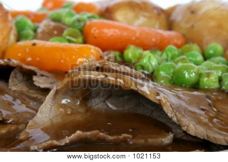Traditionel dansk stegt med Yorkshire budding & sommer Veg