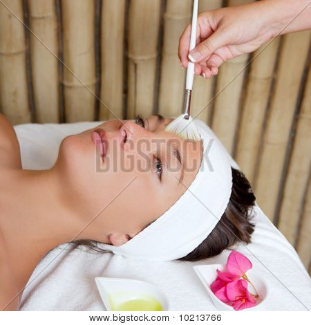 Spa Beauty gezichtsbehandeling olie borstel en bloemen