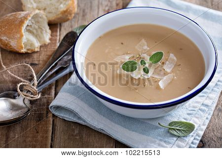 Roasted garlick and bean soup