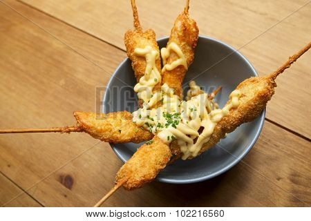 Chicken brochettes bowl with sauce.