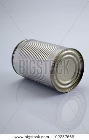 blank aluninium can on the white background