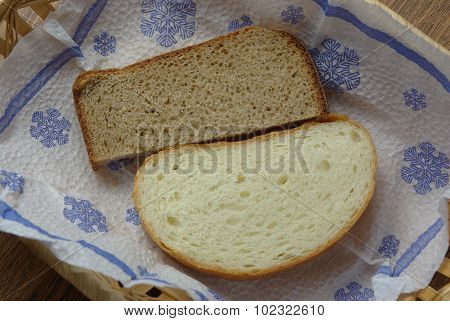 Slices of bread on napkin