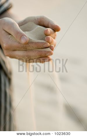 Jemné pískové průchodkou Hands - saharské pouště, svislý
