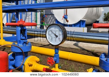 Pressure gauge and handle gate