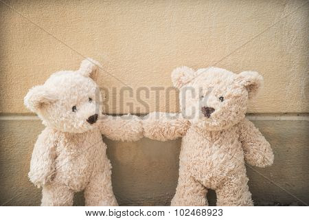Teddybears touching
