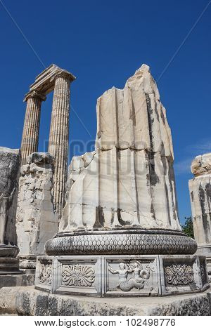 Column With Ornament 1