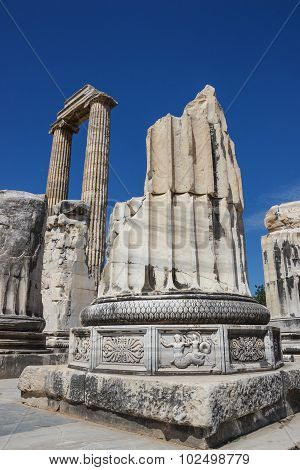 Column With Ornament 2