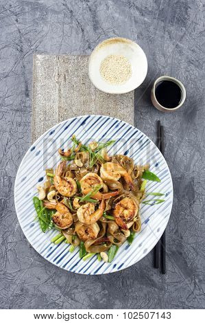 Kingprawns with Ricenoodles and Vegetable on Plate