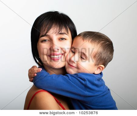 Madre e figlio abbraccio