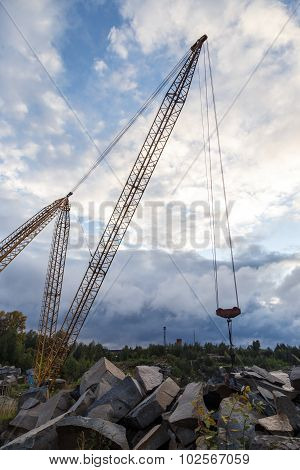 Lifting crane hewn rocks in a quarry