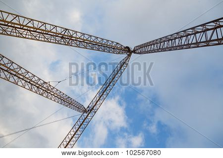 Lifting crane hewn rocks in a quarry