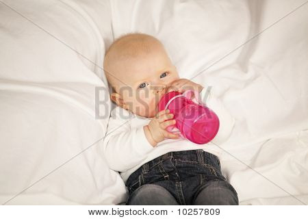 아기 여자 아기 병에서 마 시