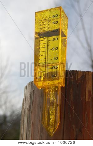 Jauge de pluie jaune