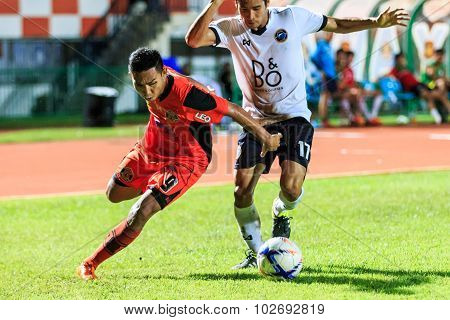 Sisaket Thailand-september 16: Tadpong Lar-tham Of Sisaket Fc. (orange) In Action During Thai Premie