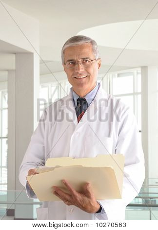 Muž lékař v úřadu