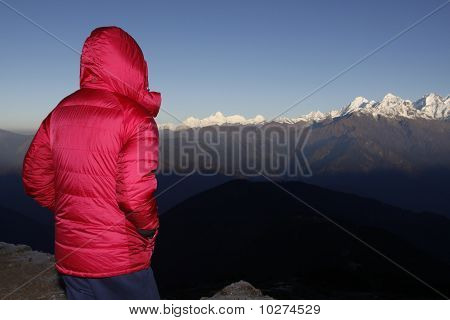 Pige ser solopgangen på bjergene, Nepal.