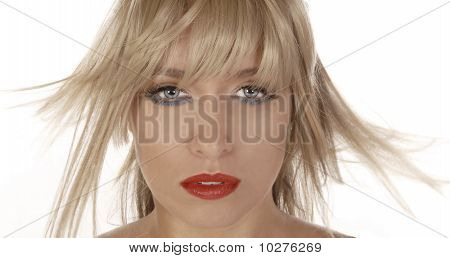 rozcuchanými vlasy girl