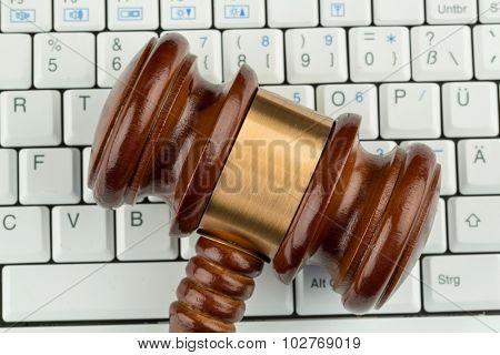 gavel on computer keyboard, symbol photo for e-commerce and consumer protection