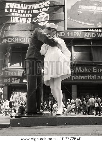NEW YORK,USA - AUGUST 14,2015 : Figure resembling the famous photograph of a sailor kissing a nurse at Times Square in New York City