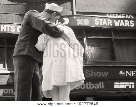 NEW YORK,USA - AUGUST 14,2015 : Figure resembling the famous photograph of a sailor kissing a nurse at Times Square in New York City