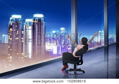 Asian Business Woman Sii On Chair Looking At The City