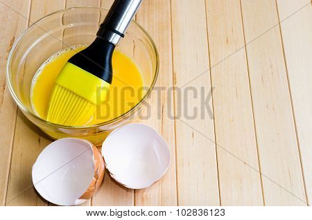 Mixed eggs in glass bowl