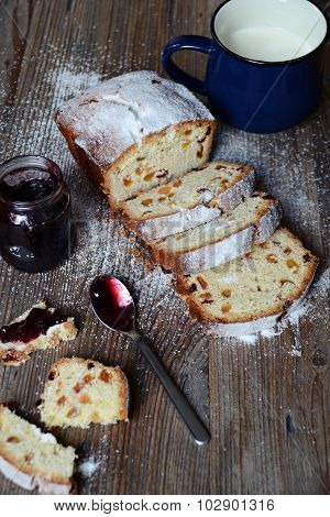 Cake with raisins