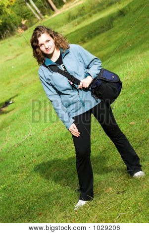 Ragazza con borsa