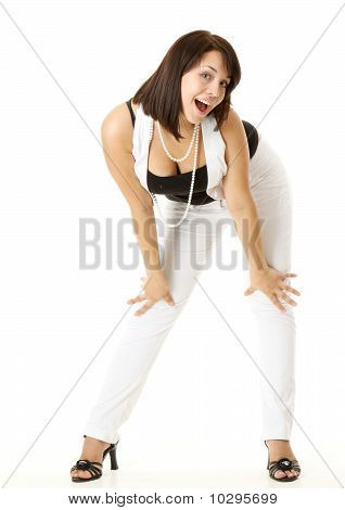 หญิงสาวที่วางตัวเหนือพื้นหลังสีขาว