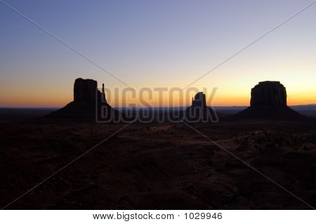 Świt w Monument Valley - rękawice