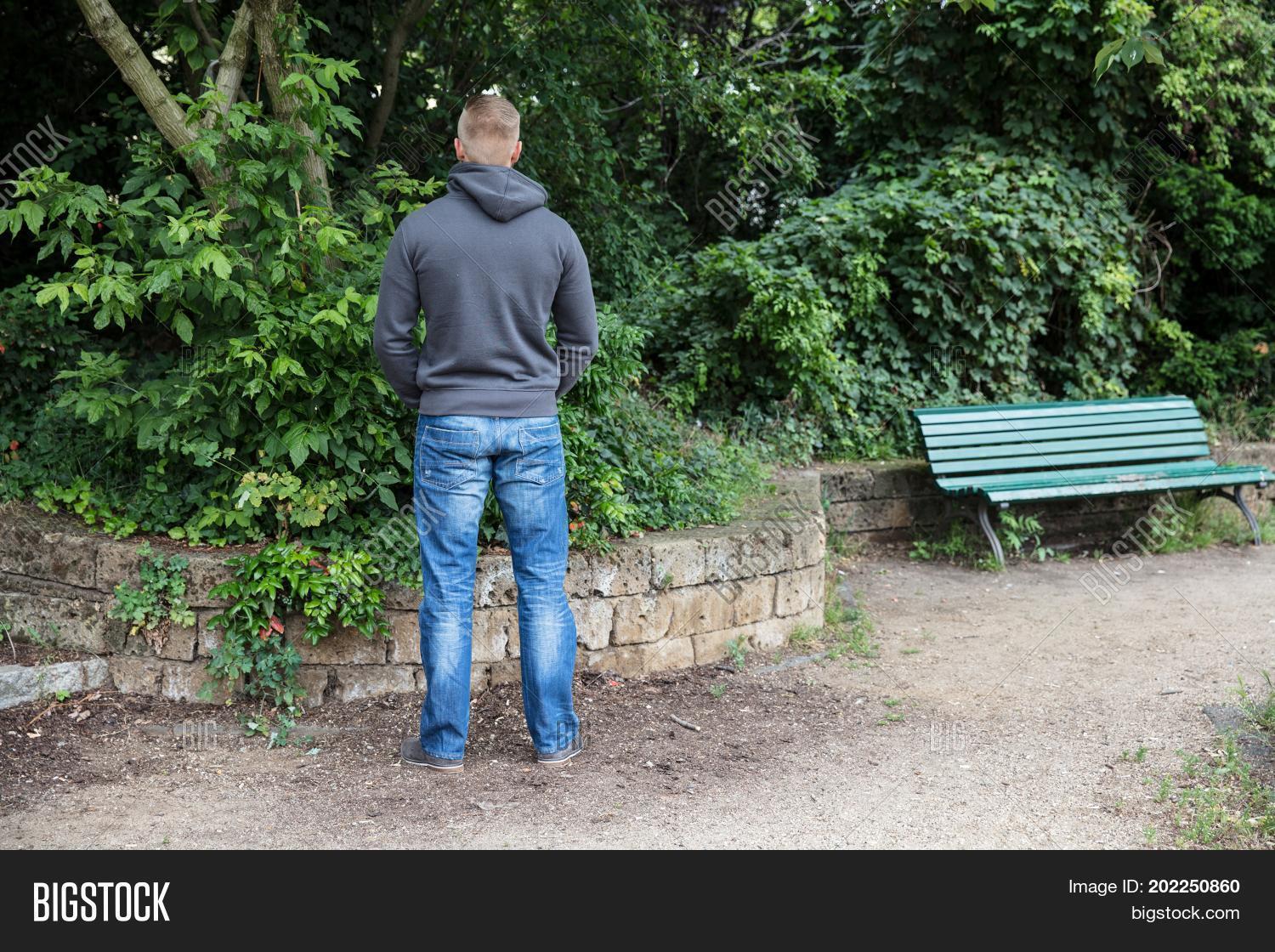 справлял нужду в общественном месте. справлял нужду в общественном месте. справлял нужду в общественном месте. женщина справила нужду в магазине. справляет нужду в общественном месте.