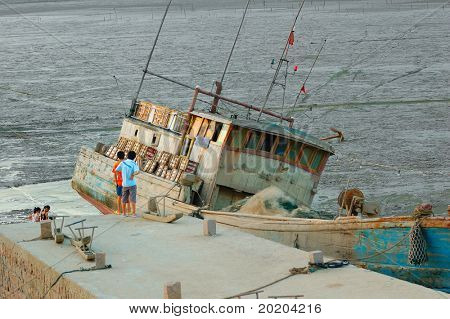 มีเรือรอน้ำท่วมน้ำ