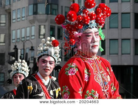 drie chinese mensen in kostuums op new year's celebration in Londen
